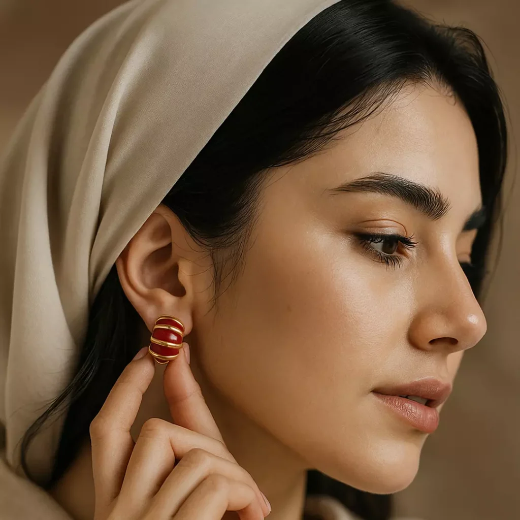 تصویر گوشواره میناکاری زنانه با طراحی خمیده و رنگهای قرمز و طلایی، اکسسوری شیک برای خانمها