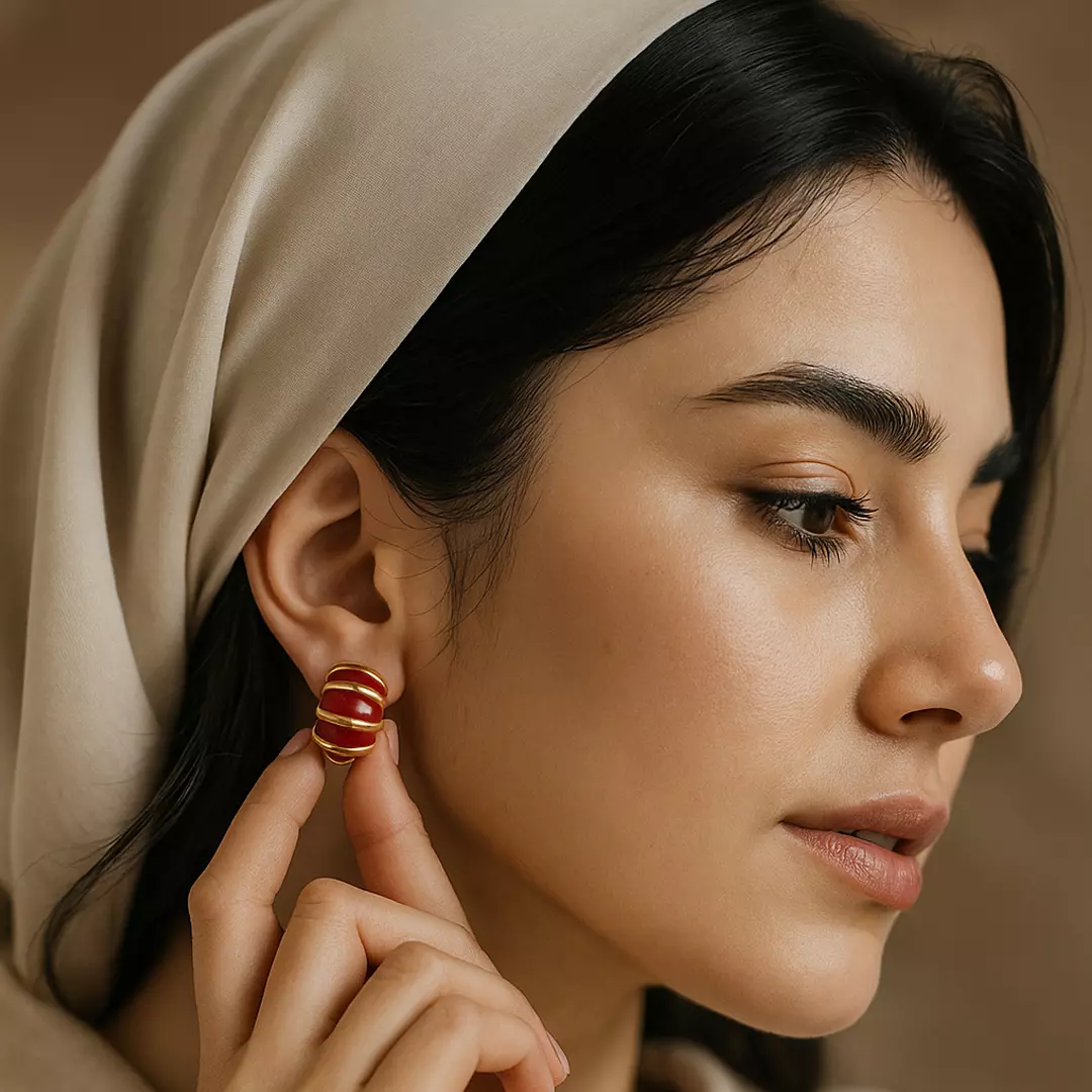 گوشواره-میناکاری3 تصویر گوشواره میناکاری زنانه با طراحی خمیده و رنگهای قرمز و طلایی، اکسسوری شیک برای خانمها