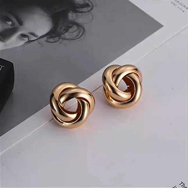 نمای نزدیک گوشواره طرح گره مینیمال