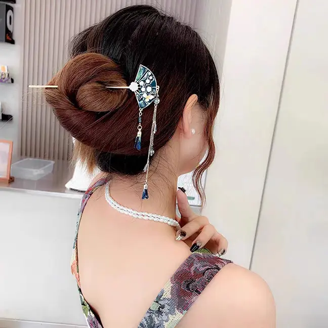 کانزاشی ژاپنی با طرح سنتی بادبزن و آویزهای ظریف