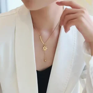 گردنبند طلایی گل آویزدار استیل زنانه