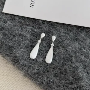 گوشواره اشکی نقره‌ای برای استایل مینیمال