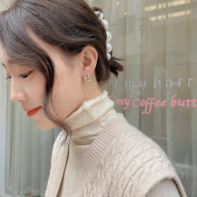 گوشواره زنانه با طراحی کرهای